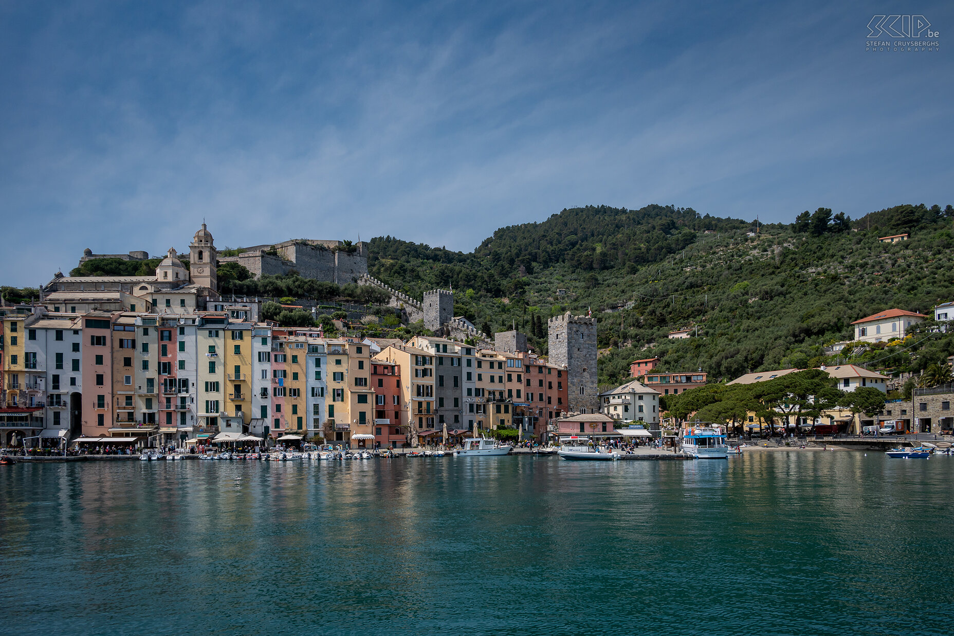 Portovenere Met de boot trokken we vanuit Vernazza naar Portovenere. De indrukwekkende citadel, de kerk op de rots, de smalle straatjes, de gekleurde huisjes en het authentieke haventje maken dit plaatsje tot een van de meest romantische plekken aan de Ligurische kust  en eigenlijk ook tot de verborgen zesde parel van de Cinque Terre.  Stefan Cruysberghs